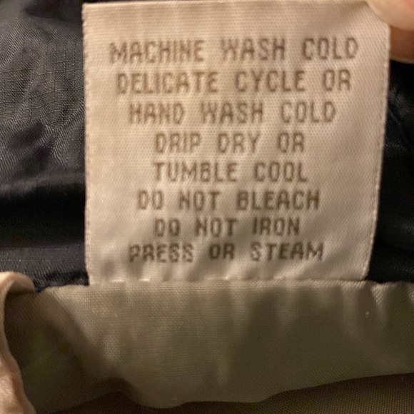 Black puffer jacket, zip front, multi pockets, 2XL. Super warm and lightweight. - Picture 7 of 7